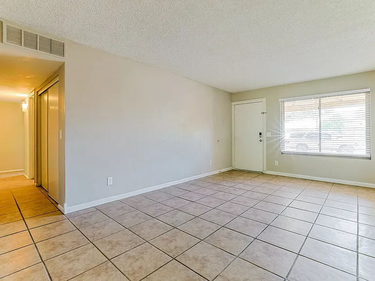 562 W Highland St — Photo 3