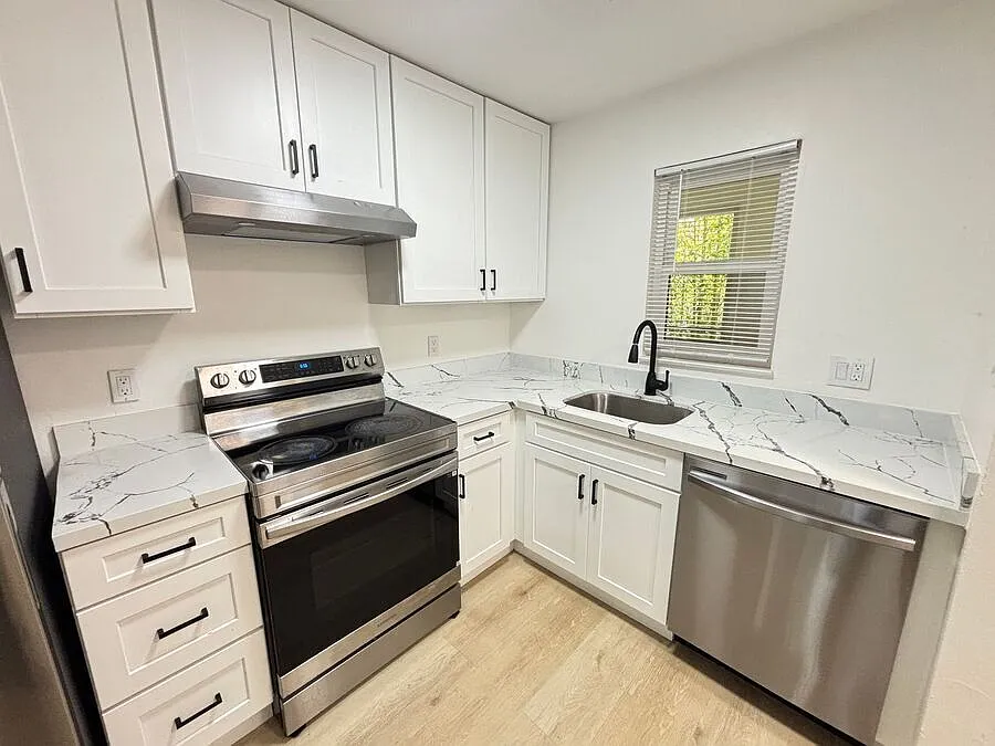 Remodeled two bedroom in great location. Garage parking included! — Photo 4
