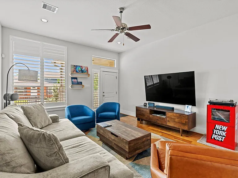 3402 Delhi St — Photo 2