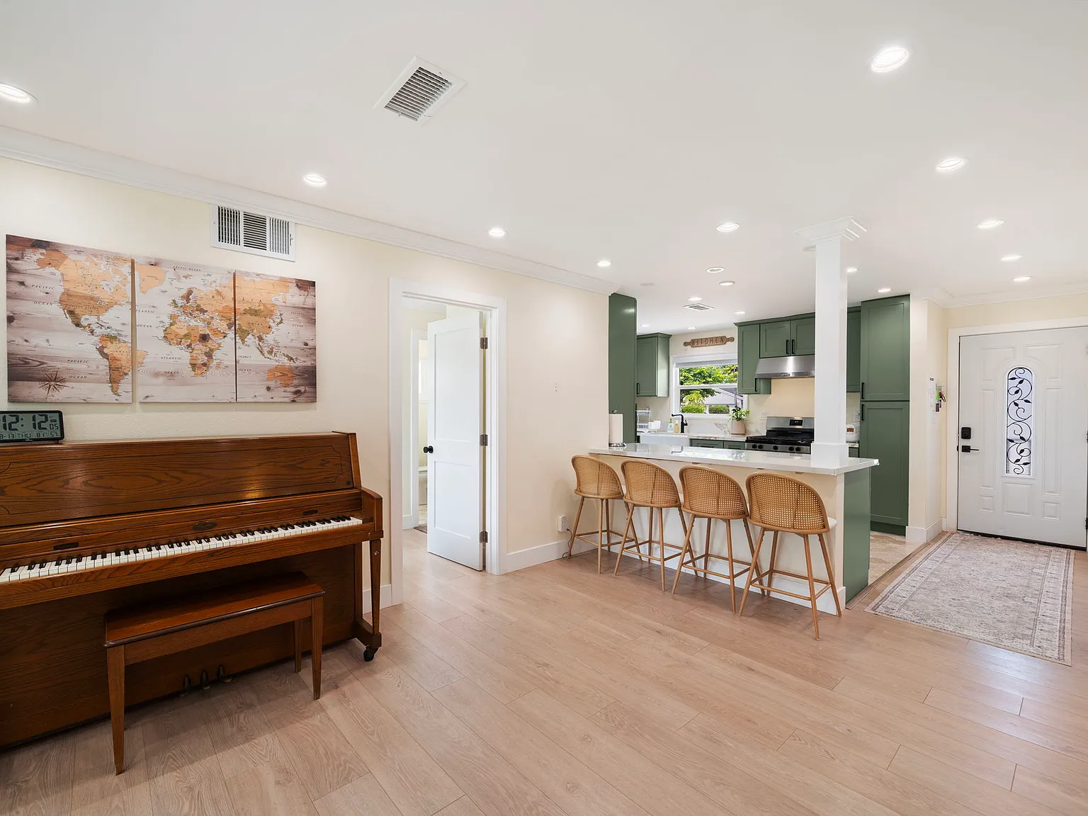 4 bed, 1.5 bath, 1409 sqft, $4,750 — Photo 4