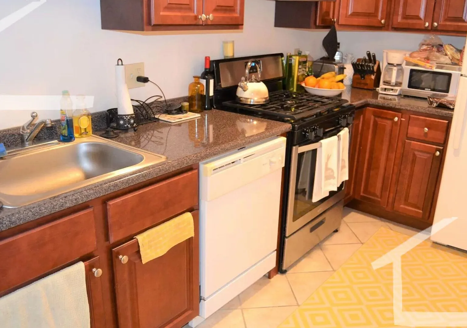 Great 2-bed with Pool! Ht + HW Incl., 2 Parking Spots Included. Cat Friendly — Photo 1