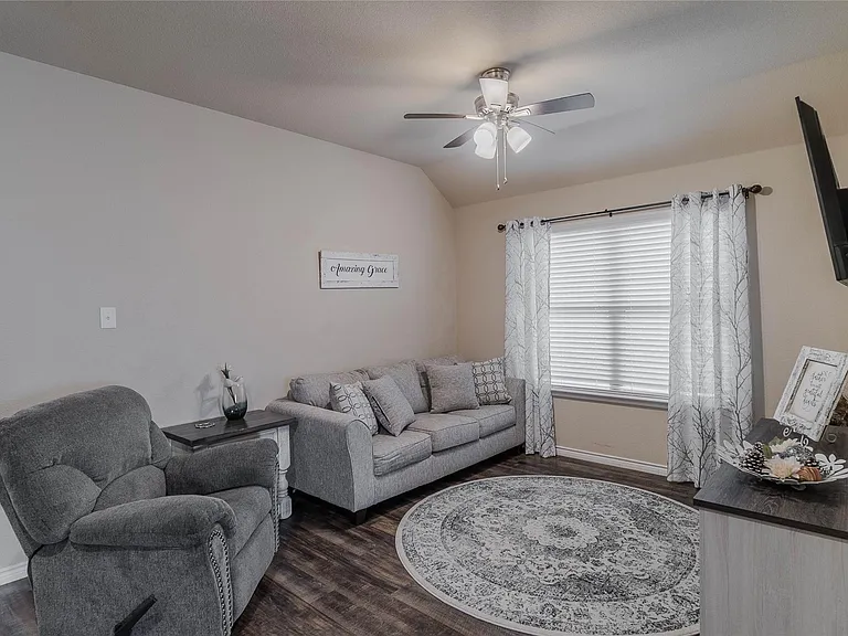 562 Jamestown Ln — Photo 11
