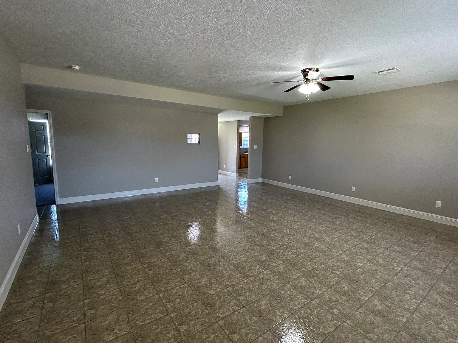 3 bed, 1800 sqft, $1,400 — Photo 3