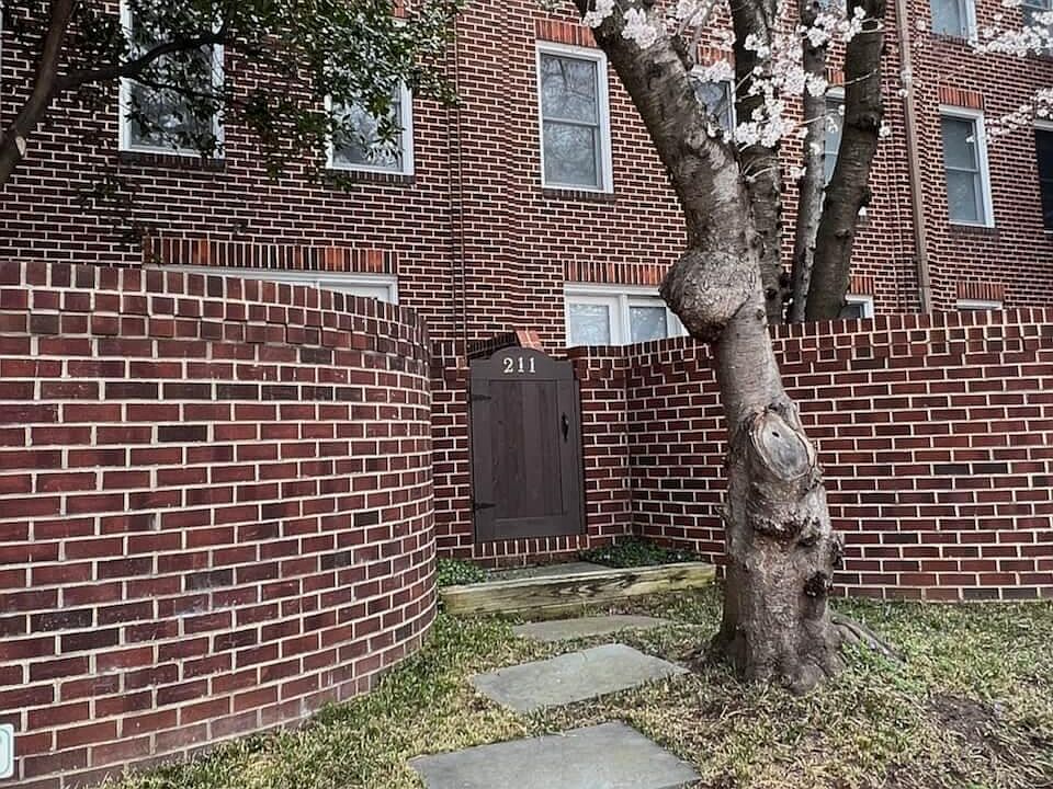 2nd image of 800 S Saint Asaph St APT 211