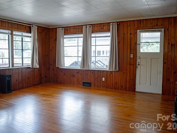4th image of 412 1st Ave W