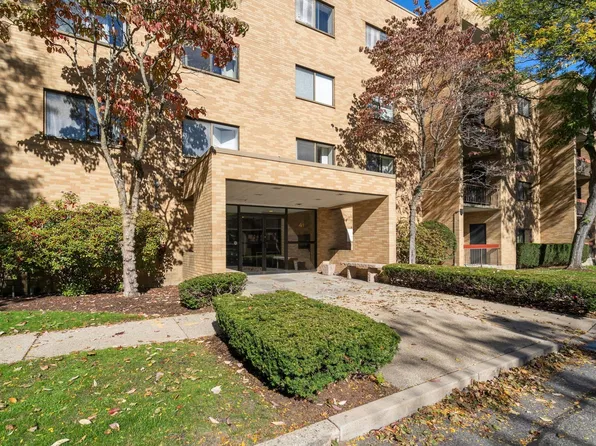 41 Centre St APT 204, Brookline, MA 02446
