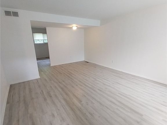 3rd image of 123 Sprague Rd