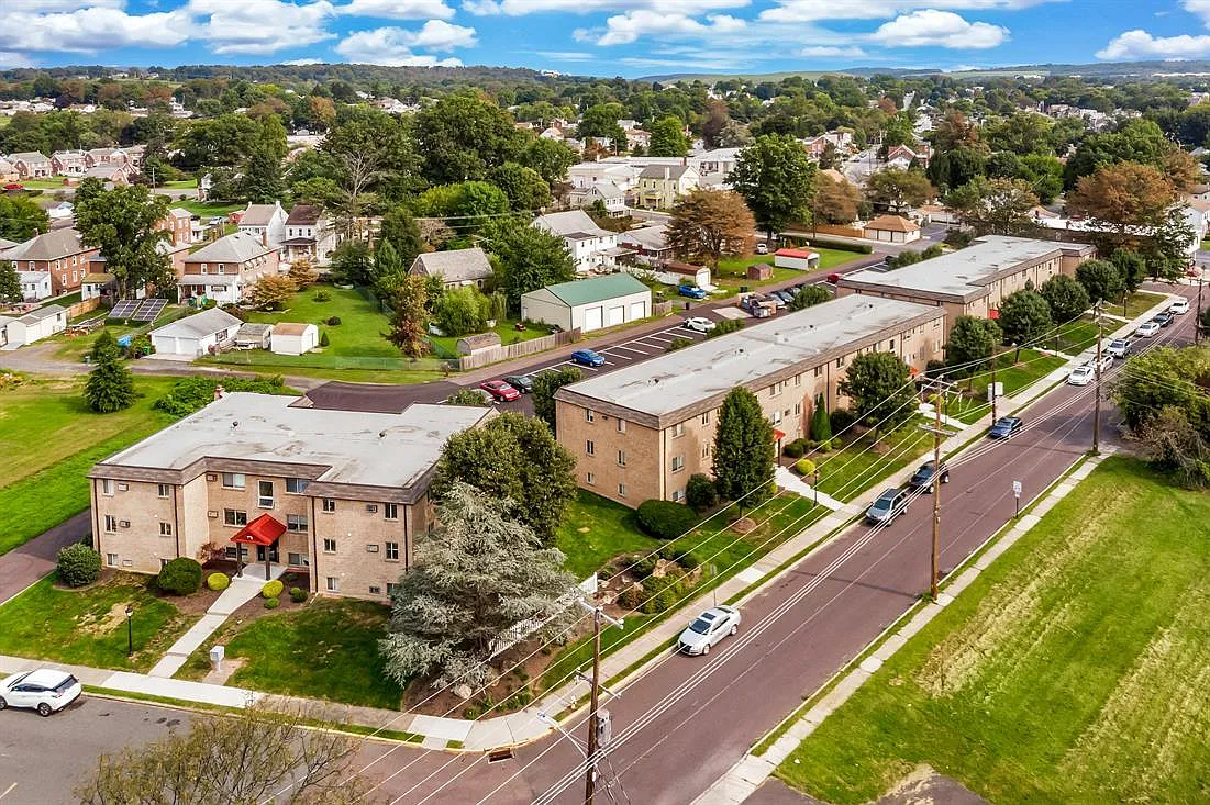 Pear Tree Court Apartments — Photo 3