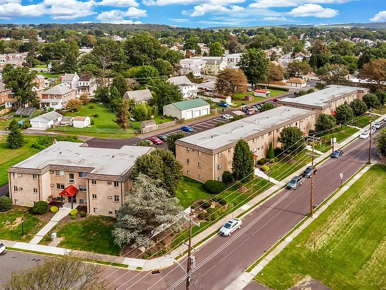 Pear Tree Court Apartments — Photo 3
