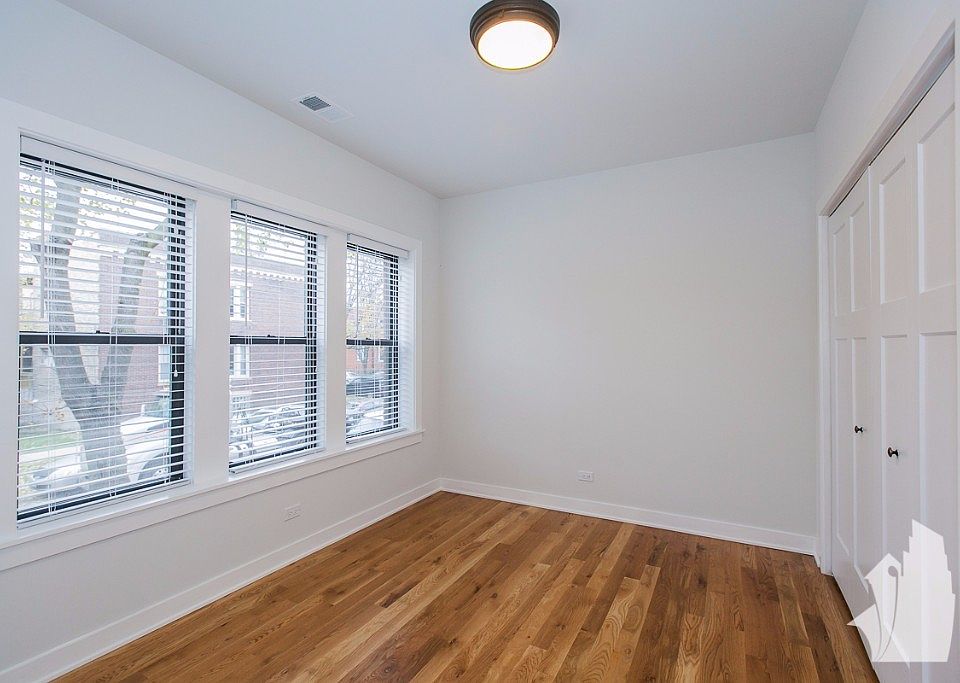1st image of 2207 W Eastwood Ave 1n-floor 1