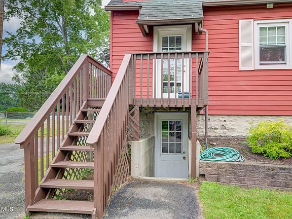 5th image of 221 Schoolhouse Road