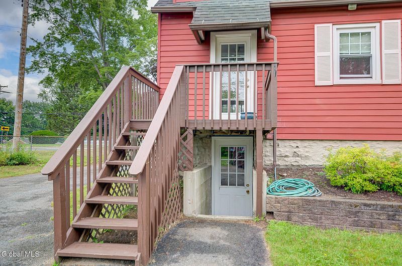 5th image of 221 Schoolhouse Road