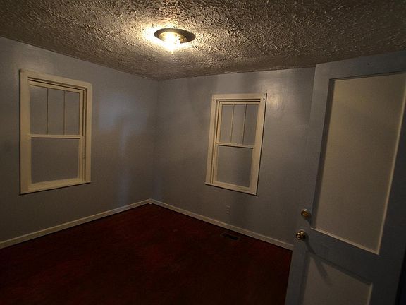 4th image of 205 Clarksville Ln