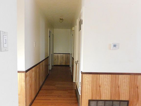 Hallway to bedrooms