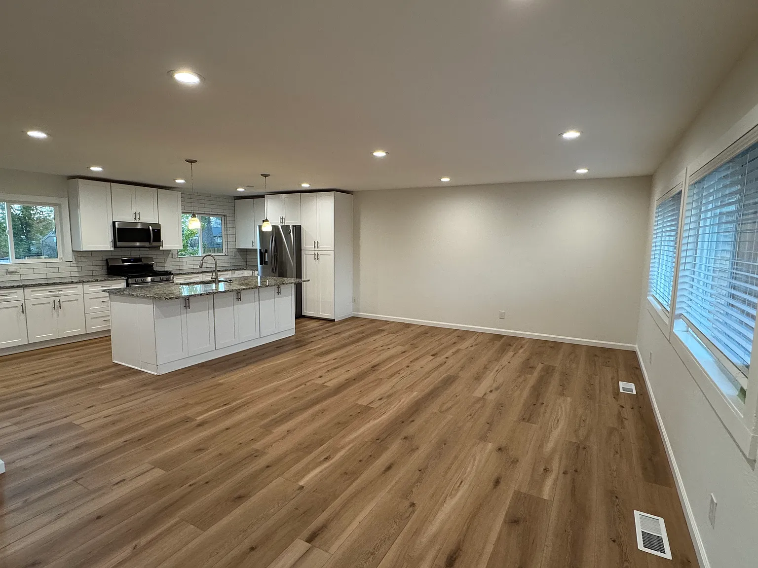 1818 S Welch Cir — Photo 2