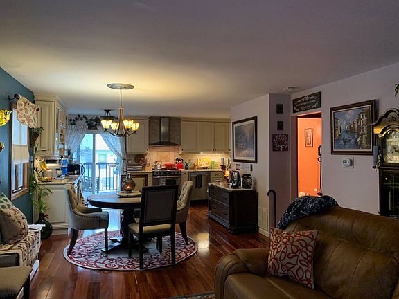 5th image of 348 Dongan Hills Ave