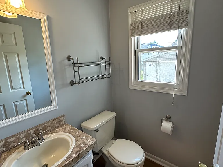 1336 E Lincoln St — Photo 6