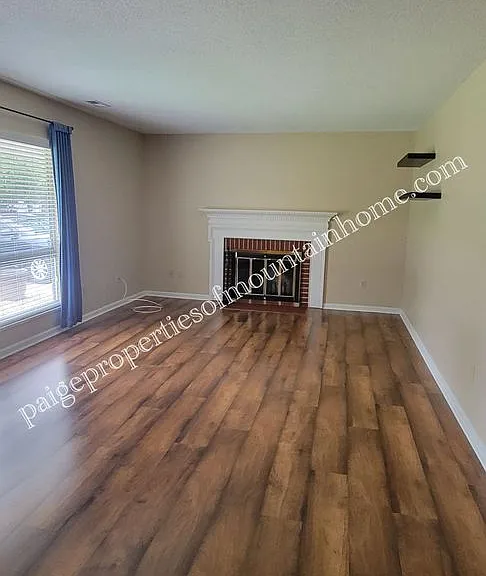 1724 Katherine Dr — Photo 2