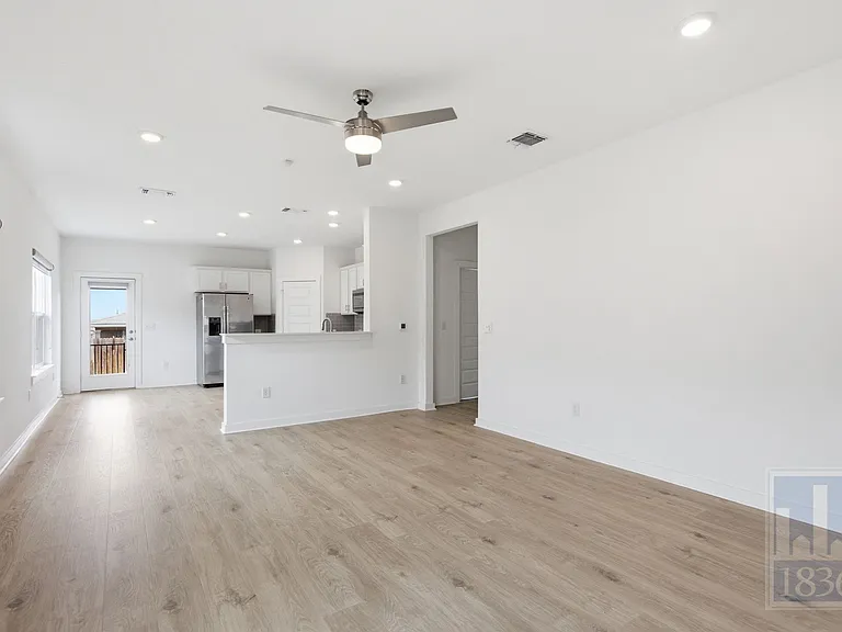 10925 Tildon Ave — Photo 6