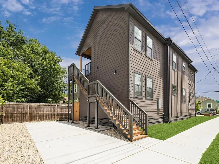 801 E 32nd 1/2 St #A — Photo 2