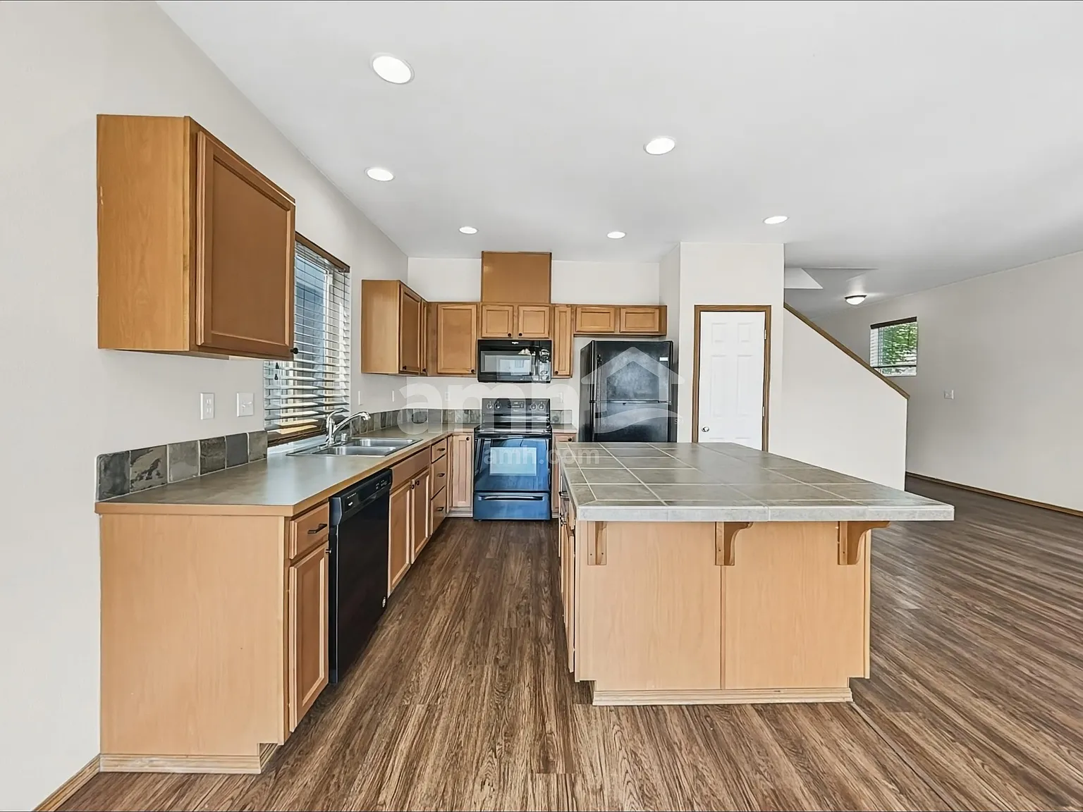 3 bed, 2.5 bath, 2154 sqft, $2,930 — Photo 3