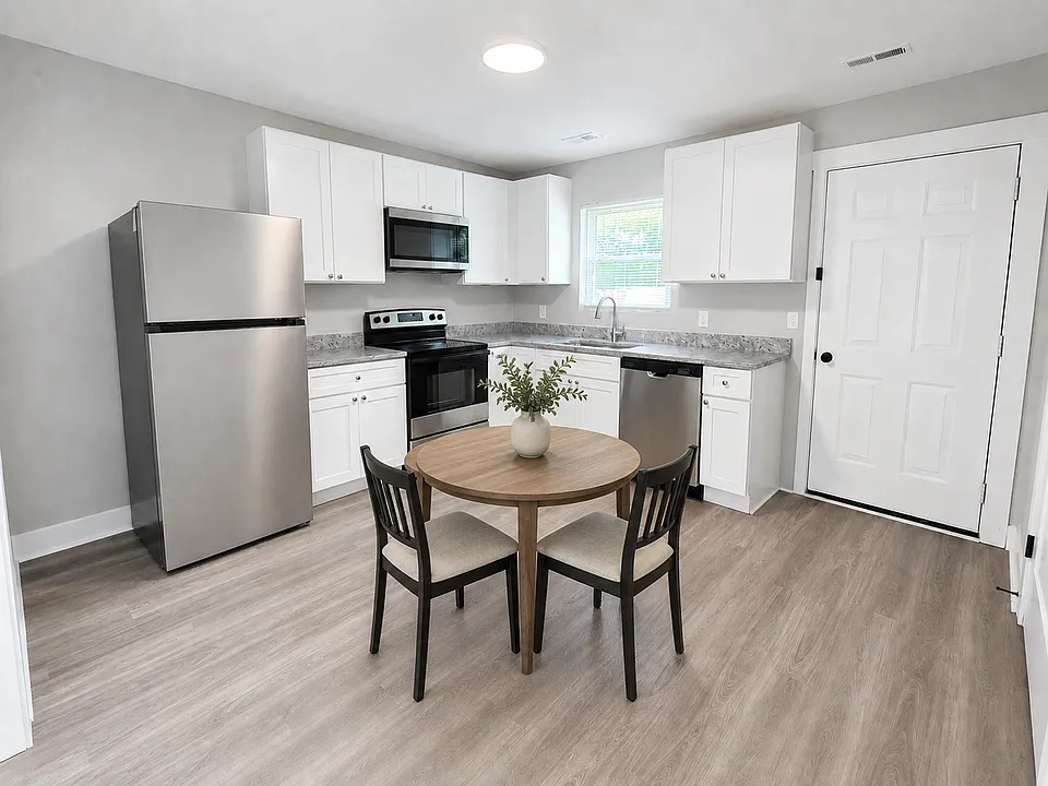 665-681 W Eastland Ave