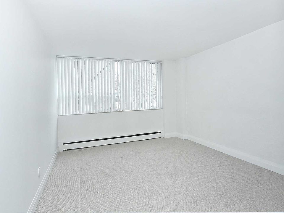 2nd image of 484 Avenue Rd #908