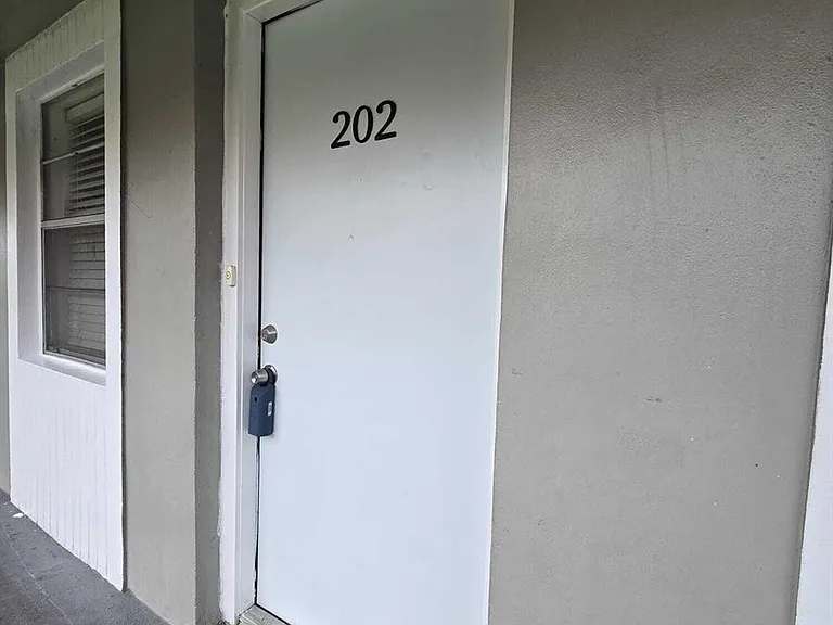 1201 SW 52nd Ave #202-2 — Photo 3