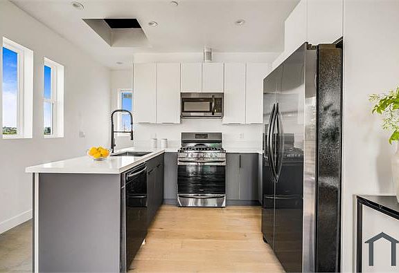2nd image of 6086 W 18th St #A