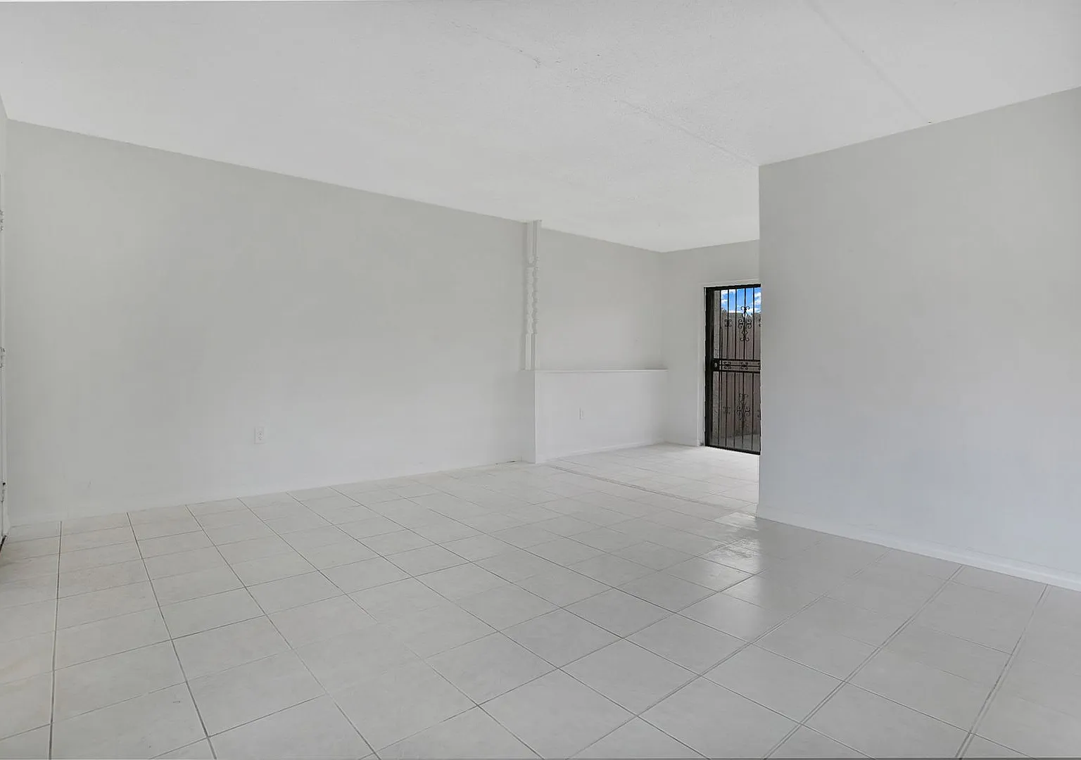 2 BR / 1 BA Condo In Commodore Place — Photo 2