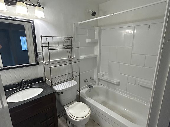 3rd image of 1404 Logan St