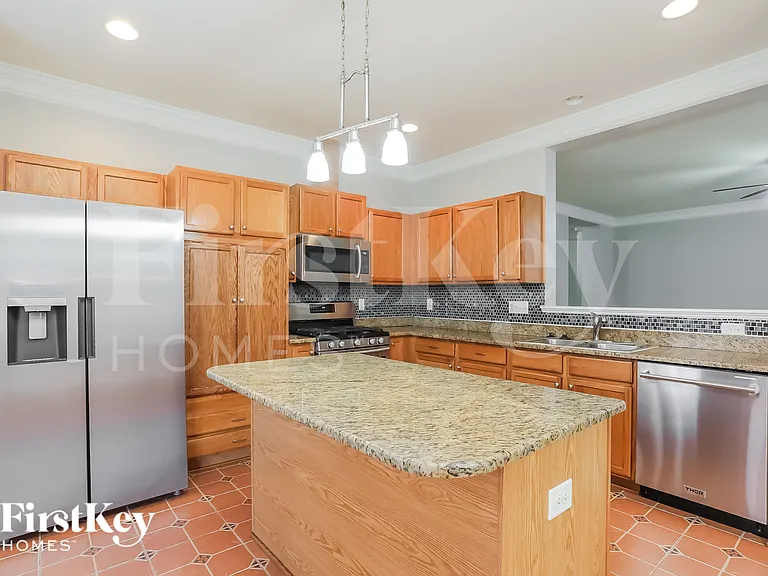 182 Norwich Dr — Photo 9
