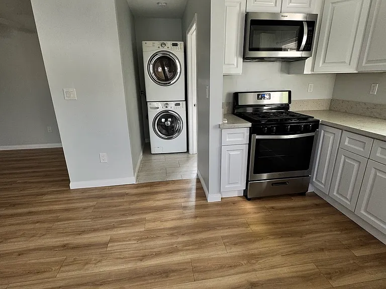 10402 Woodman Ave — Photo 5