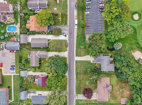 2nd image of 4092 Fairway Dr
