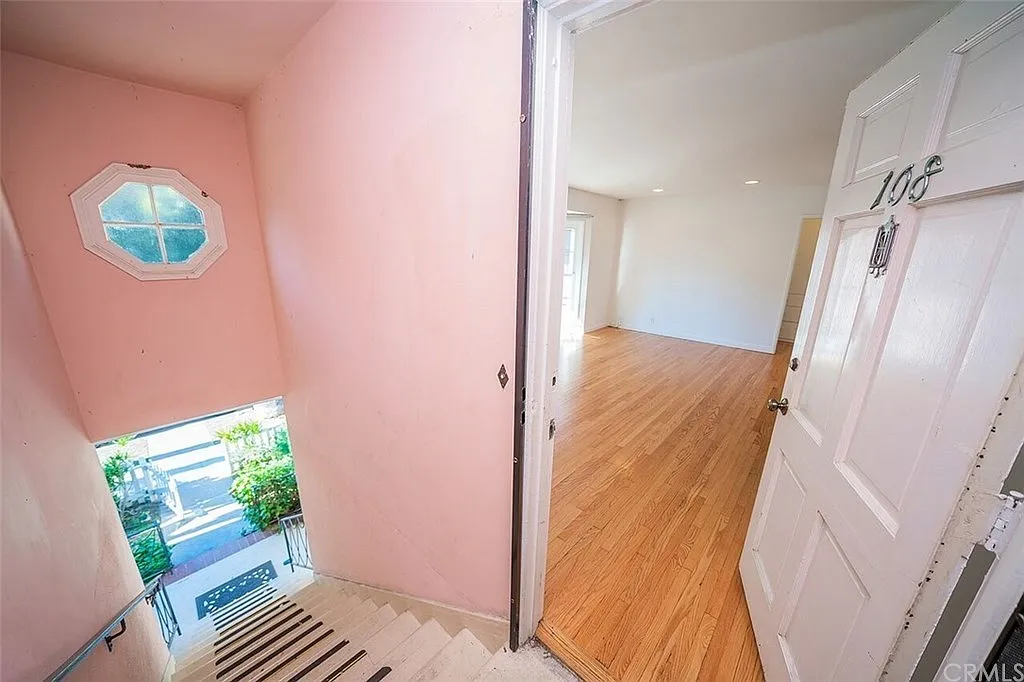 Building Photo - 102 Lime Ave #9