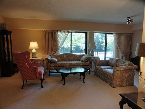 3rd image of 3504 Lakeview Dr
