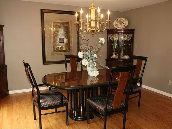 4th image of 24 Orchard Park Dr