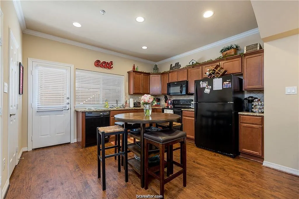 4 bed, 4.5 bath, 1856 sqft, $500 — Photo 4