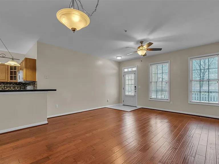 276 Constitution St — Photo 3