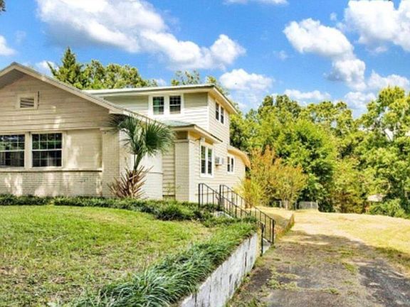 2nd image of 512 Park Rd