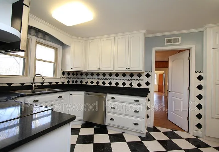 327 N Park Dr — Photo 16