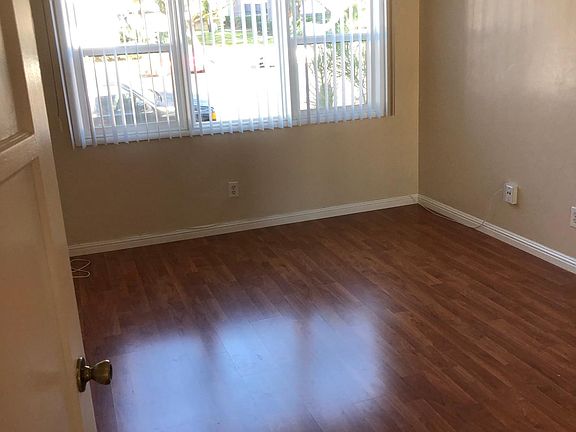 5th image of 3168 Clairemont Dr