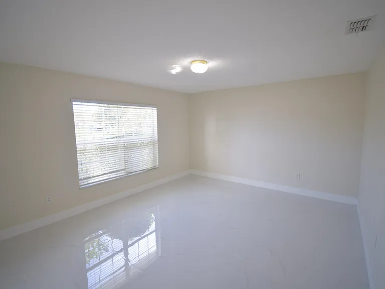 2198 SW Cameo Blvd — Photo 2