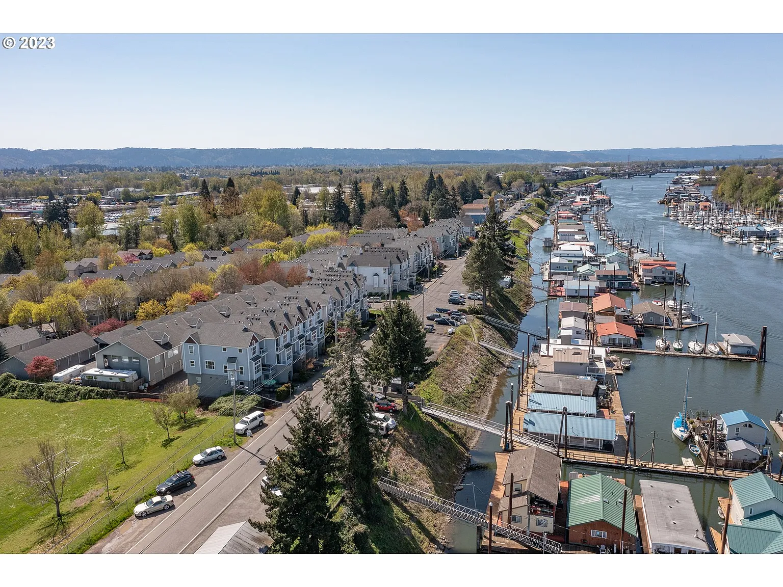 552 NE Bridgeton Rd photo 1