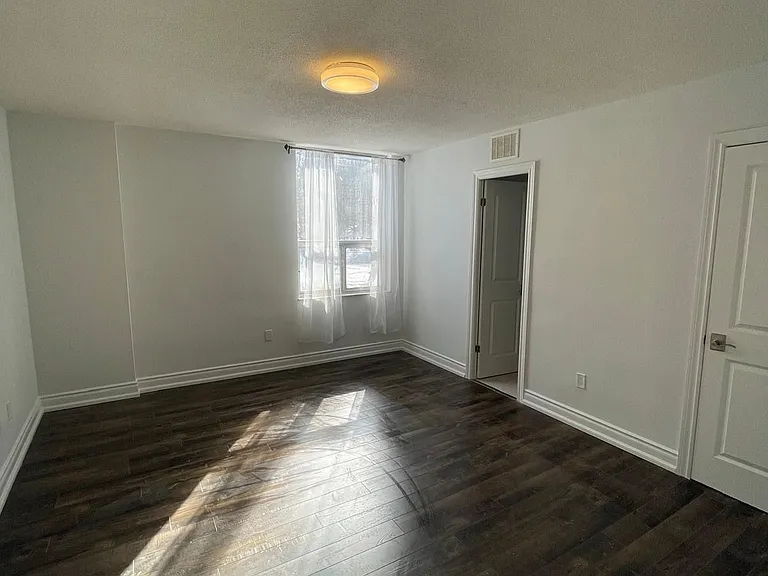 10 Edgecliff Golfway #504 — Photo 11