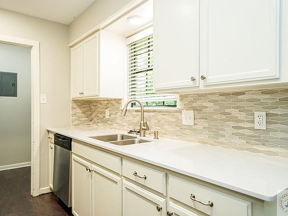 4th image of 6408 Bel Air Dr