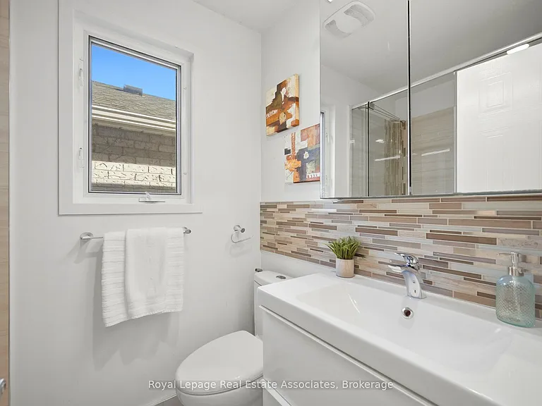 1308 Valerie Cres — Photo 26