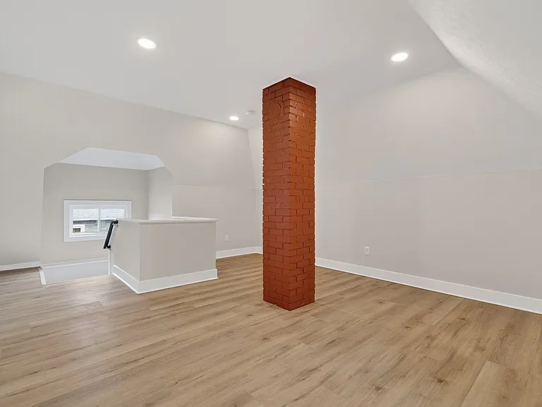 729 W 9th St — Photo 19