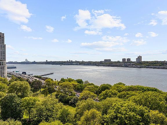 3rd image of 33 Riverside Dr APT 14A