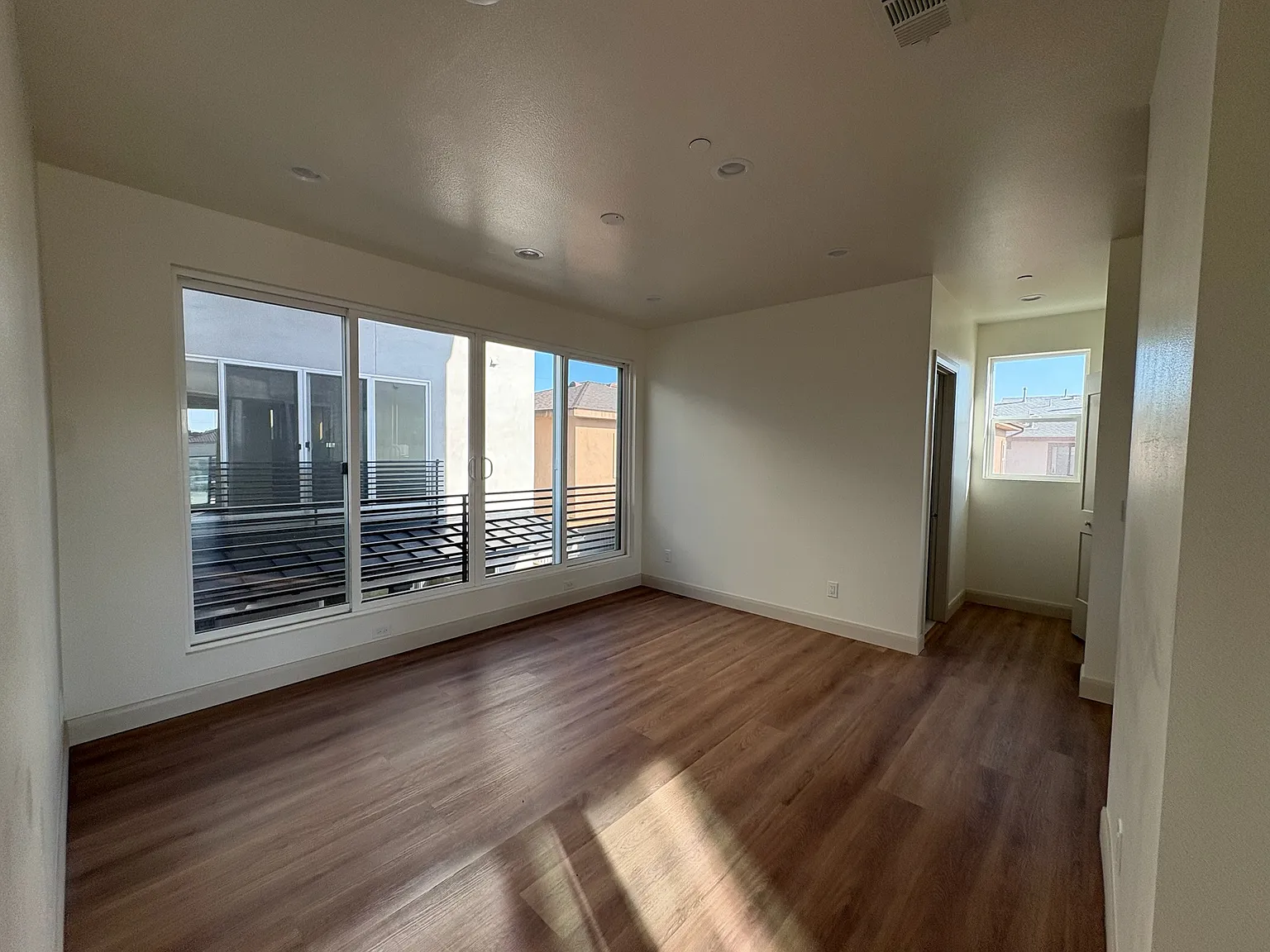4 bed, 2200 sqft, $5,200 — Photo 4